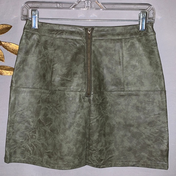 LF Mint Vanilla Vegan Leather Mini Skirt - Size 8 - Picture 3 of 6